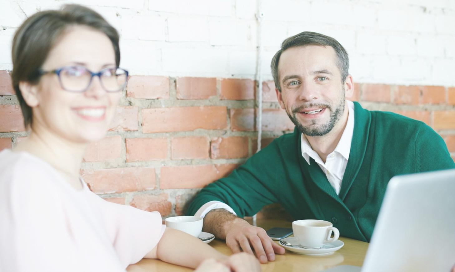 Reunión de análisis de procesos financieros con cliente