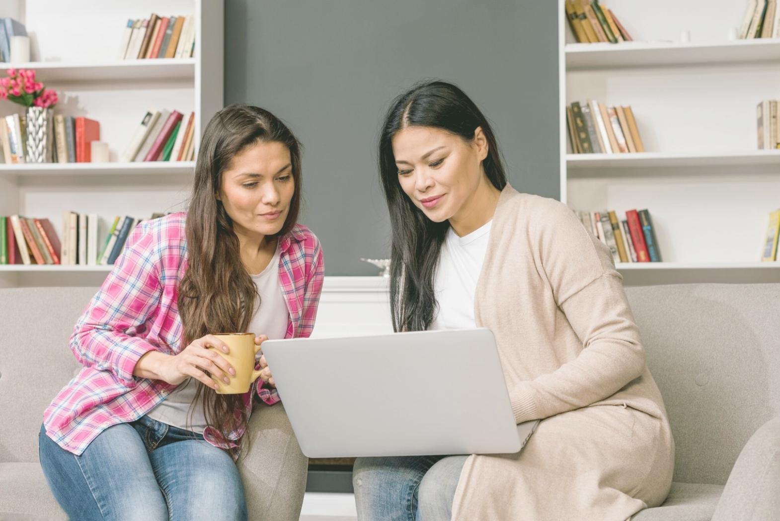 Equipo trabajando en oficina moderna con pantallas mostrando análisis financiero