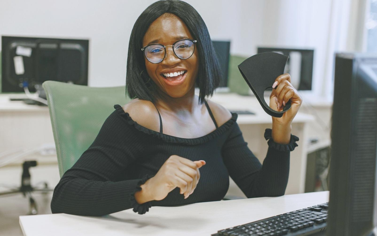 Visualización de reportes financieros automatizados en pantalla