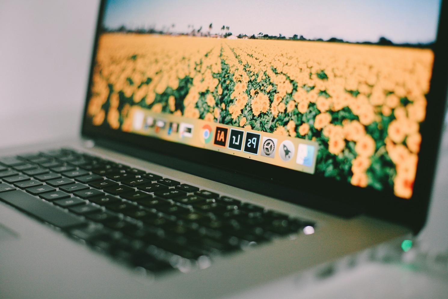 Equipo de trabajo revisando flujos de aprobación de gastos en oficina